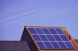 Panneaux solaires en toiture d'une maison individuelle