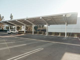 Le carport solaire produit de l'électricité et protège votre véhicule