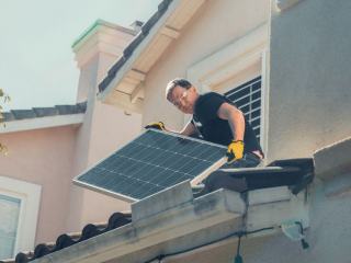 Photo d'illustration : panneaux solaires toiture maison