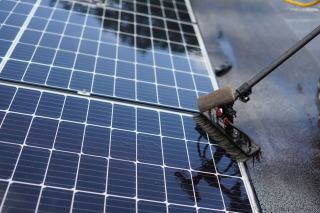 Nettoyage panneau solaire : fréquence, méthode et tarifs