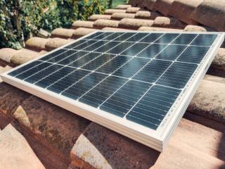 Tuile solaire photovoltaïque : prix, rendement et pose en 2026