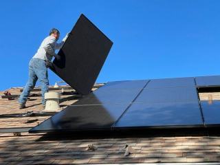 Tuile solaire photovoltaïque : prix, rendement et pose en 2026