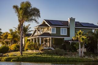 Panneaux solaires photovoltaïques posés en toiture d'une maison