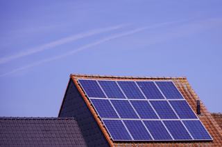 Panneaux solaires en toiture d'une maison individuelle
