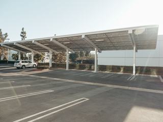 Choisir un carport solaire pour sa maison et sa voiture