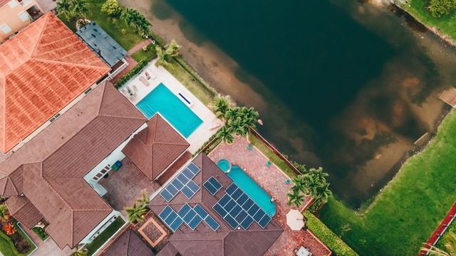 Chauffer l'eau de sa piscine grâce au soleil, capteurs ou photovoltaïque Chauffer l'eau de sa piscine grâce au soleil, capteurs ou photovoltaïque